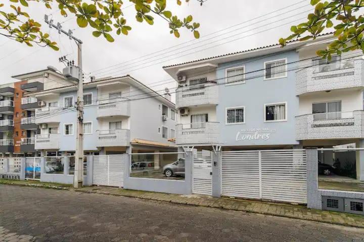 Self Check-in Wi-fi , 2 Garagens, Home-officce, Ar Quente E Frio * Florianopolis